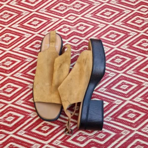 Mockasandaler - Väldigt fina mockasandaler från vagabond. Tyvärr lite fläckar som man kan se på bilderna, men annars i gott skick