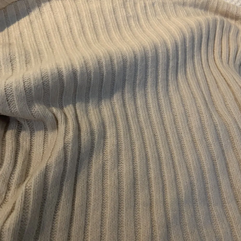 En jättefin oanvänd beige stickad tröja från Zara. Prislappen är kvar. Original pris:265kr. Passar säkert nån storlek större💗💗. Stickat.