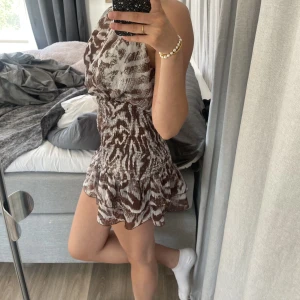 Zara Klänning - Så jävla fin klänning från Zara. Storlek M men passar mig som också har S. Hör av er vid frågor!💕 köparen står för frakten!💕 !PRIS GÅR ATT DISKUTERA VID SNABB AFFÄR!