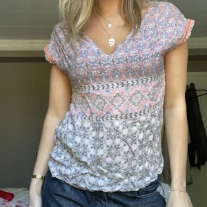 Mönstad blus - As gullig mönstrad blus i så sommriga färger. Perfekt till en långkjol