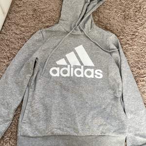 Säljer denna fina Adidas hoodien, väldigt mysig. Den är i storlek M men passar som storlek S också.