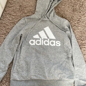 Adidas Hoodie - Säljer denna fina Adidas hoodien, väldigt mysig. Den är i storlek M men passar som storlek S också.