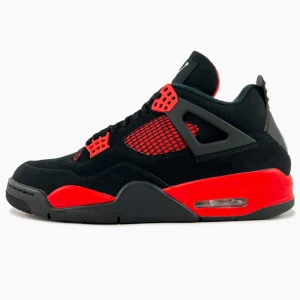 Air Jordan 4 Red Thunder - Säljer mina nyköpta Red Thunders. Köpte fel storlek och finns ingen retur. Första bilden lånad. Nypris 5908kr. Kan sänka priset vid snabb affär
