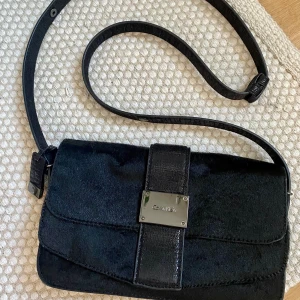 Calvin Klein partyväska - Clavin Klein-väska y2k.  Tror inte jag använt den någon gång alls. Nyskick. Den är väl ca 5cm högre än en Mac fix+ :)