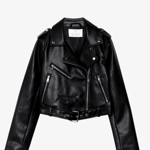 Skinjacka - Säljer nu min skinjacka användt den 2 gånger. inga märken eller fläckar. Storlek s-m men den passar xs. Jackan är små i storleken. Och köpt på Vera Moda för 699kr för nån månad sen.