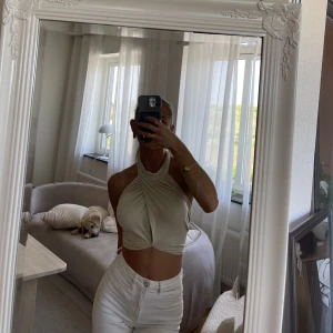 Beige topp - Perfekta festtoppen eller allmänt i sommar. Så snygg med knytning i ryggen o öppen rygg💕