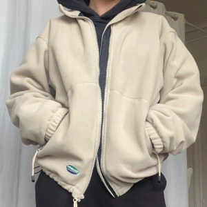 Matterhorn jacka - Jacka från märket Matterhorn, står ingen storlek i men jg är vanligtvis S/M och den har spännen där nere så man kan dra åt den!