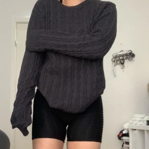 Stickad tröja  - En stickad längre tröja. Går att använda som lite allt möjligt. Vanlig tröja, klänning och som ja som bara brukar hänga den över axeln på sommaren. Superfin och bra kvalitet. 