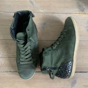 Gröna mocka sneakers - Coola sneakers i mocka/läder med nitar av märket Kennel+Schmenger nypris på deras skor ca 2500. I använt skick men ej trasiga, sulan har slitning på ena hälen och tappat lite färg på nitarna övrebild 3💞 strl 4 o 1/2 vilket är 37 1/2. ej kartong därav pris