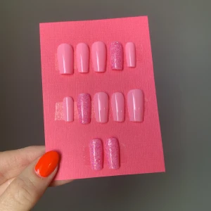 Press on nails  - FÄRDIGT SET 💛 Press on nails (lösnaglar) i storlek S. Storleken anser bredden på dina naglar. Alla lösnaglar är handmålade av mig med högkvalitativa gellack. Detta set är ett färdigt set och går alltså att köpa direkt. Jag skickar med 12 naglar 💗💅🏼