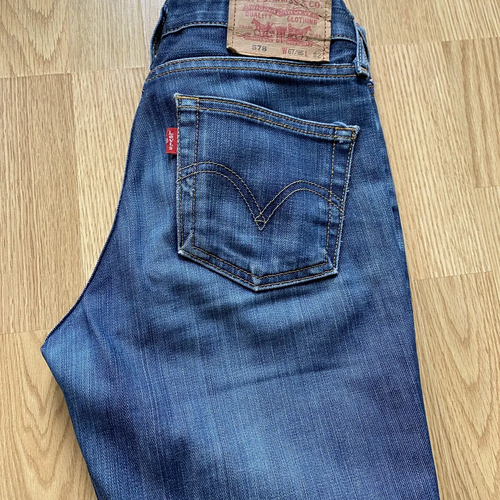 Mina vintage levis som jag haft länge men tyvärr blev dom för små för mig nu 😭 Älskar dom har jeansen så mycket men den måste få gå vidare nu, när jag inte kan ha det längre.  Midjemått: 77cm Längd: 96cm. Jeans & Byxor.