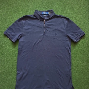 Blå Ralph Lauren zip shirt  - 10/10 skick, inga skador  Dma för frågor  Priset är inte fast   Köpt på Johnells 1300 men mitt pris 250 använd 1 gång  Helt ny är den annars.