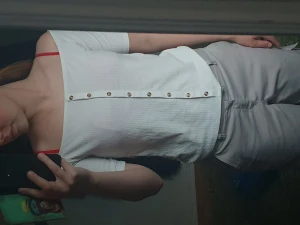 Vit t-shirt med knappar - En vit t-short i storlek M,dam, med axlar som hänger på armarna. Den har knappar som inte går att öppna utan endast är för utseendet. Den har aldrig användts och är därför i mycket bra skick.  