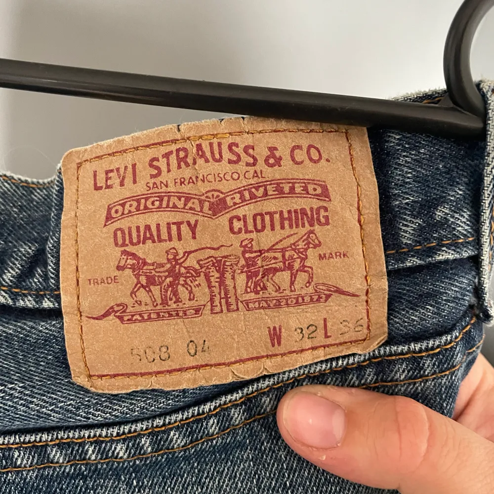 Super snygga Levis jeans! Modell 508 Storlek W32 L36 Väldigt bra skick!! Hittar inget att anmärka på förutom lite slitna på ena bakfickan. Men en snygg slitning skulle jag säga!  Köper man och vill betal via swish är det 350kr ink spårbar frakt.  . Jeans & Byxor.