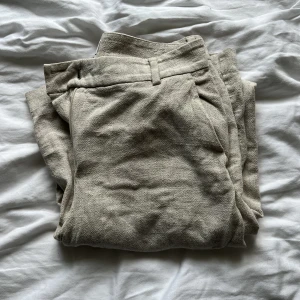 Linnebyxor - Slutsålda linnebyxor från weekday i storlek 34 modellen cyrus i beige. Säljer då de tyvärr blivit för små och inte kommer till användning. Nypris 590kr mitt pris 300kr+frakt