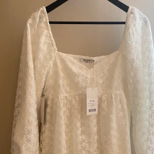 Vit klänning  - Helt oanvänd super söt klänning som passar perfekt till student, konfirmation, skolavslutning eller bara en härlig sommar dag. Kan sänka priset till 450kr vid snabb affär ❤️