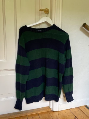 brandy stickad tröja - säljer nu min älskade stickade tröja från brandy melville då det inte längre är min stil. köpt 2021 men sparsamt använd. orginalpris ca 600kr