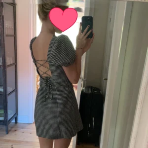 Klänning  - Säljer denna superfina rutiga klänningen från zara knappt använd så skicket är som nytt!💕💕