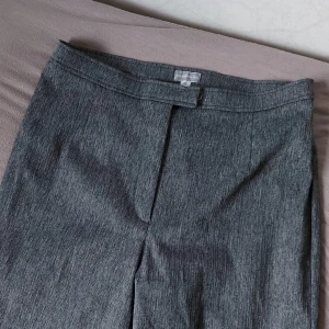 Byxor  - Storlek 42, köparen betalar för frakten 