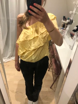 Sommar topp - I fint skick, går att använda som både one shoulder och off shoulder💕