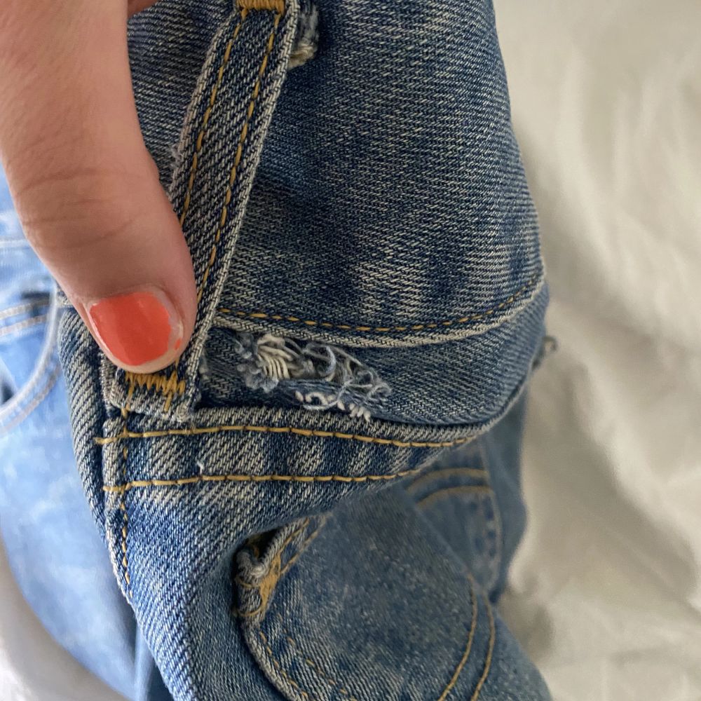 Lågmidjade jeans från lee, köptes second hand. Finns en defekt på dom, bild 3 (går antagligen att sy) annars är de i gott skick. Jag är 173cm och är måttet för midjan är 80cm.  . Jeans & Byxor.