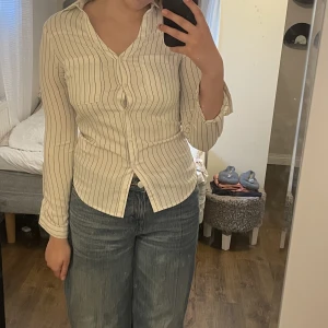 Vit skjorta - Jätte bra skick! Tunt tyg så den är perfect till sommaren 