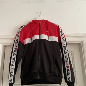 Huvtröjor  - Fila huvtröja storlek XS Använd några ggr, men fräsch.