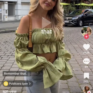 Grön topp - Säljer denna festliga gröna toppen🥰 aldrig använd 