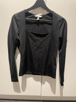 Svart topp - Svart topp med kvadratisk urringning. Pris kan diskuteras🤍