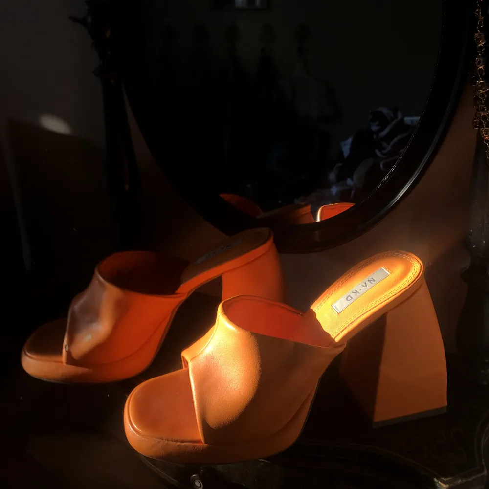 Chunky heels i fake oranget läder. Har ett lite märke på sidan men annars är dom som nya.  Frakt tillkommer, fråga gärna om du vill ha fler bilder🫶🏻. Skor.