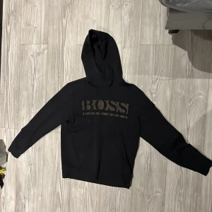 Hugo boss hoddie - Säljer nu min Hugo boss hoddie då den ör för liten och ej används mer. Skick 7/10. Ny pris 1700 på johnells. Hör av dig för mer information!