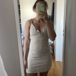 Rutig miniklänning  - Klänning från NA-KD i rutigt mönster. I gott skick!