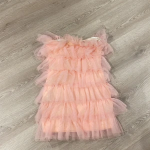 Klänning - Super söt rosa klänning. Använd 1 gång. Priset går att diskutera. Köparen står för frakt eller så kan man mötas i Stockholm💕