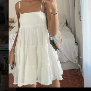 Zara klänning - Populär slutsåld klänning från zara. Inte min bild💕