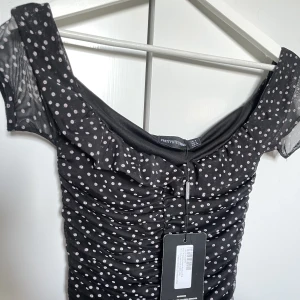 Svart prickig klänning - Oanvänd och för liten för mig tyvärr. Passar XS/S