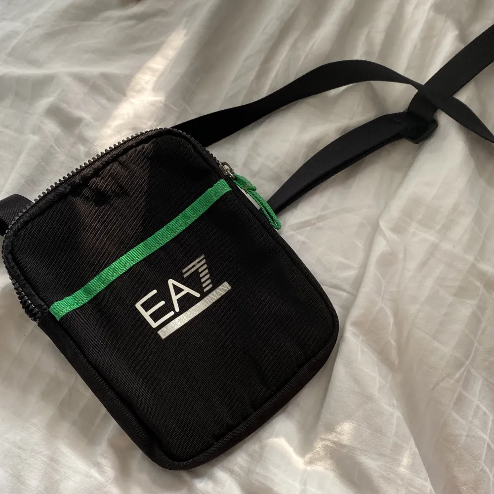 Säljer en knappt använd EA7 axelväska. Väskor.