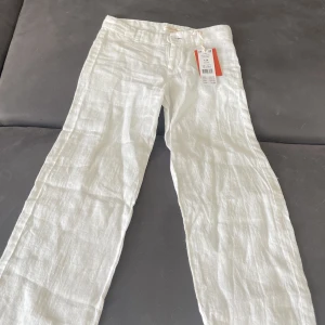Gina tricot linnebyxor - Säljer dessa helt nya oanvända linnebyxor då jag råka beställa fel storlek🙈Prislapp sitter kvar. Storlek 134-barnstorlek