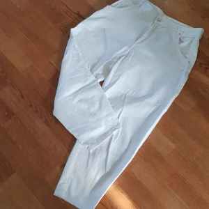 Jeans - Vita sommarjeans.  Djur- och rökfritt hem.  Som nya. 