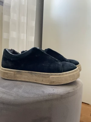 Eytys skor  - Säljer mina eytys skor för ett billigt pris!!! De är förstora  för mig så kommer aldrig till någon användning. Vet att de är väldigt slitna men de syns absolut inte när man har på sig dem, därför funderar jag på att lägga ut dem här! Köpte de för 1800