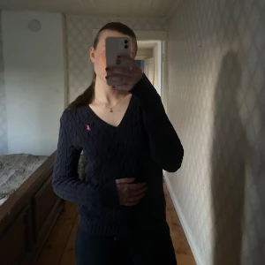 V-ringad stickad tröja - Mönsterstickad tröja från Ralph Lauren. 