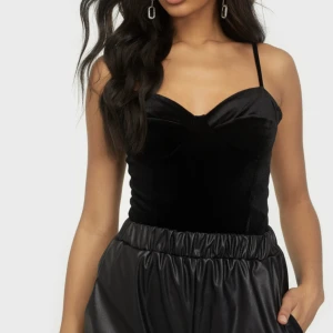 Valvet Body - Mjuk svart Buster body som alldrig kommit till användning. Sitter inte så bra på mig då jag har för små bröst.