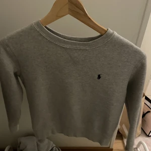 Raulph lauren tröja - Grå Ralph lauren tröja köpt på kids brandstore, knappt andvänd och i väldigt fint skick 