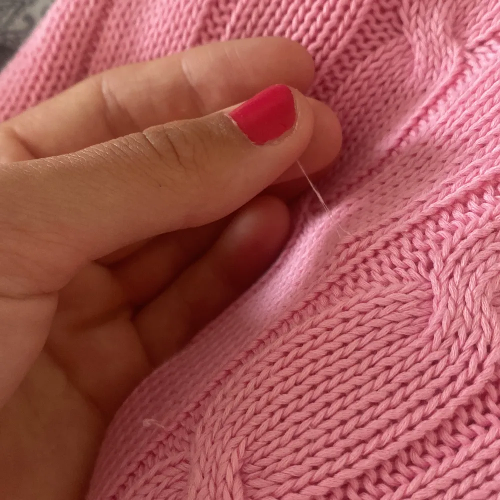 Säljer min rosa stickade Ralph Lauren tröja som endast har någon defekt där en tråd sticker ut.. Stickat.
