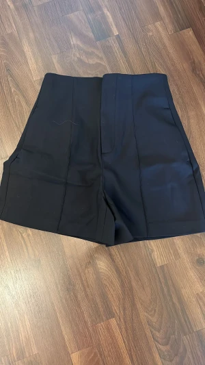 Högmidjade shorts  - Jätte fina shorts som är högmidjade från Zara. Knappast använda. Storlek: S