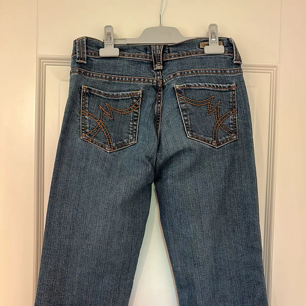 Jätte fina lågmidjade/midwaist jeans från Morgan i storlek 38. De är i väldigt bra skick. . Jeans & Byxor.