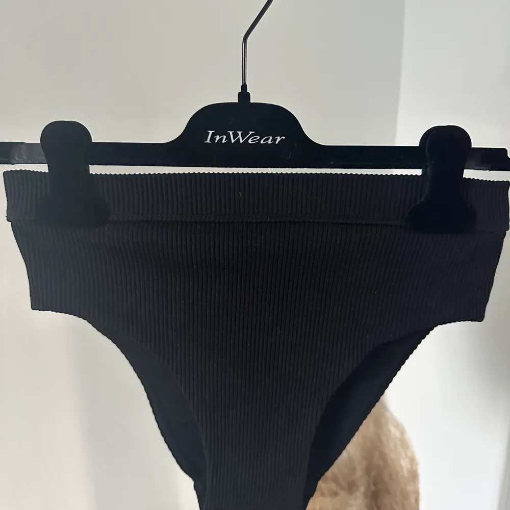 Säljer en svart ribbad bikini! Mid waist, A/B kupa🖤 Använd 2 gånger! Passar XS/S/M. Övrigt.