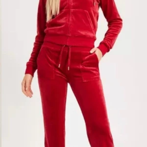 Juicy couture - Rött juicy couture sett. Inga defekter förutom att materialet på knäna på byxorna har blivit lite sträft men det är absolut inget som syns. Tröjan är inte heller i den vanliga ”mjukaste” materialet utan det är lite lite mer sträft då jag råka köpa fel❤️