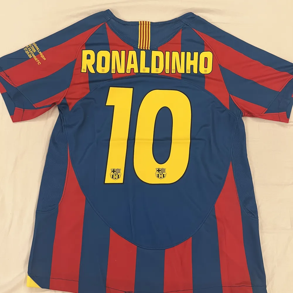 Ronaldinhos barcelona tröja under 2006 Champions League. Oanvänd och i mycket fin kvalitet. Passar storlek S och M. Kontakta mig för mer information och frågor! Det går att ge bud och förhandla om pris.. T-shirts.