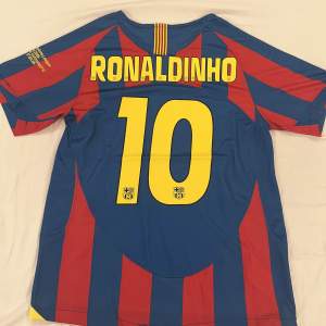 Ronaldinhos barcelona tröja under 2006 Champions League. Oanvänd och i mycket fin kvalitet. Passar storlek S och M. Kontakta mig för mer information och frågor! Det går att ge bud och förhandla om pris.