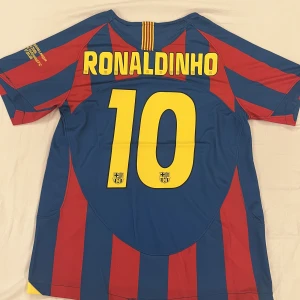 Ronaldinho Barcelona Tröja 2006 - Ronaldinhos barcelona tröja under 2006 Champions League. Oanvänd och i mycket fin kvalitet. Passar storlek S och M. Kontakta mig för mer information och frågor! Det går att ge bud och förhandla om pris.